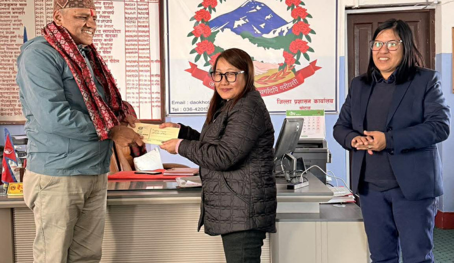 स.प्र.जि.अ. ज्यूद्वारा रमाना पत्र पर्दान गर्नुहुदै।