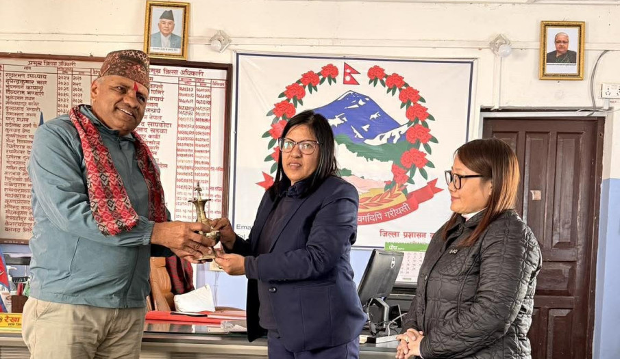 प्रमुख जिल्ला अधिकारी ज्यूद्वारा मायाको चिनो प्रदान गर्नुहुदै